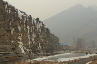 冬日山崖冰柱景观