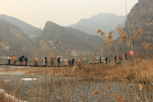 山间徒步队伍穿行风景中