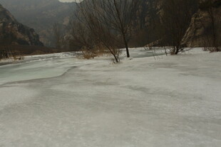冬日冰封河谷景象