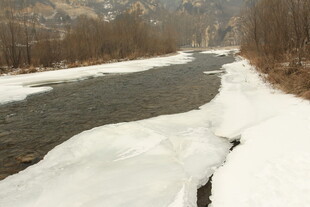 冬日河流冰雪覆盖景象