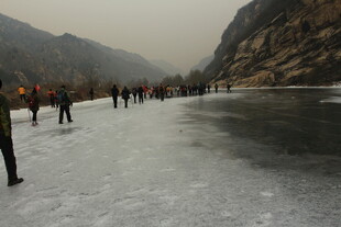 冬日河岸徒步人群景观