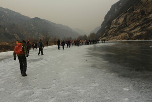 冬日冰河徒步人群