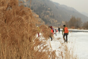 冬日河畔徒步者