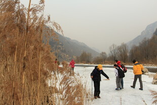 冬日冰面游玩场景