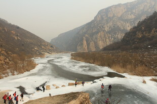 冬日河谷踏冰游玩场景