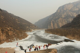 冬日河谷人群赏景画面