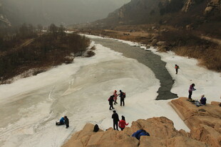 冬日河畔的户外游玩场景