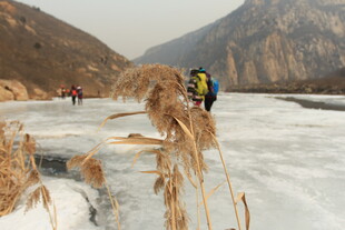 冬日冰河徒步景象