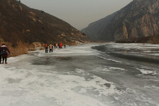 冬日河谷徒步者