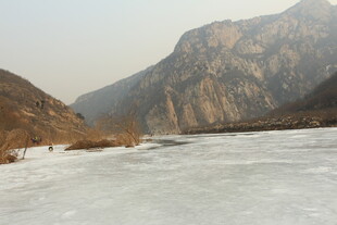 冬日冰封山川景色