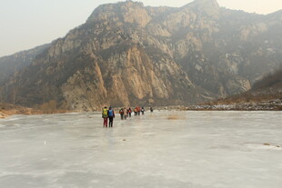 冬日冰面徒步的人群