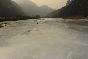 冰封河谷 远山朦胧之景