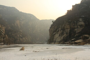 冬日峡谷冰封景象
