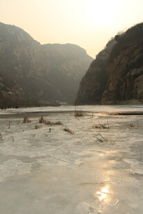 夕阳下的冰封河谷景观