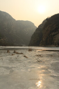 夕阳下的山水冰封景致