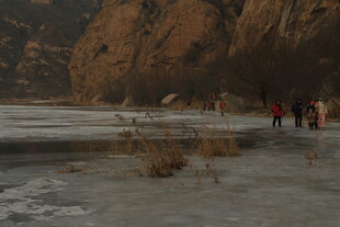 冬日山间冰河徒步景象