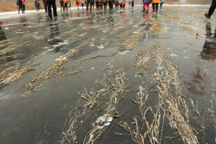 冰面残痕 众人漫步其上