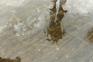 行人踏水溅起水花