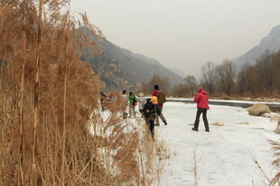 冬日户外冰面徒步场景