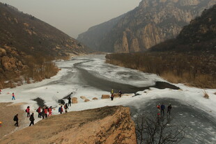 冬日峡谷冰河游人漫步