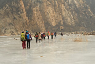 冰面徒步队伍穿行山间