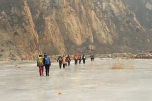 徒步者穿行于河谷之间