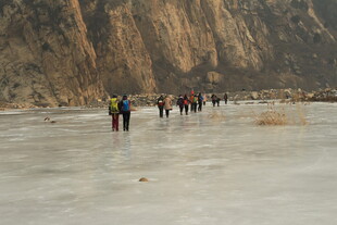 户外团队冰河徒步之旅