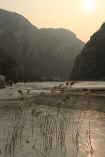 夕阳下的山水湿地景观