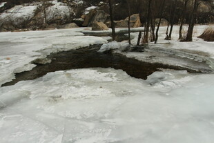 冬日冰面开裂景象