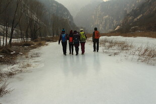 冬日山间徒步队伍