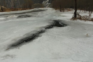 冬日雪覆道路风景
