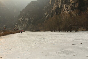 山间冰封河面的冬日景象