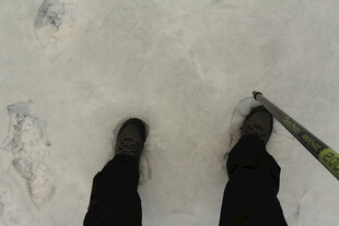 雪地中的双脚与工具