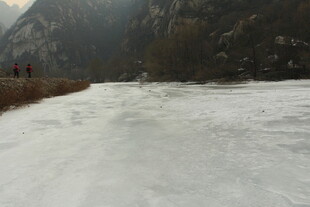 山间覆雪河流景色