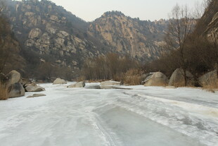 冬日冰封山间河流景象
