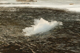 冰面破洞溅起白色冰花
