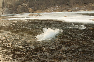 雪地中的岩石景观