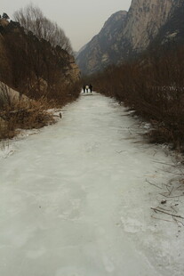 冬日冰封的山间河道