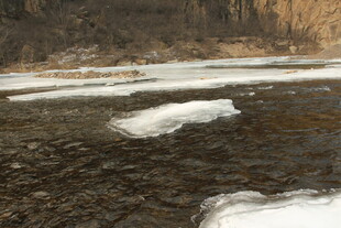 冬日河流中的浮冰景观