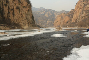 冬日河谷中的孤舟景象