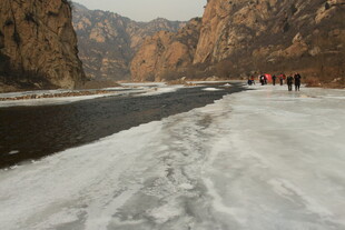 冬日冰河徒步景观