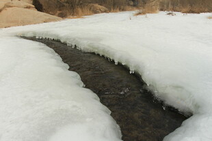 溪边残雪景象