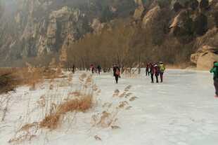 冬日冰河徒步人群