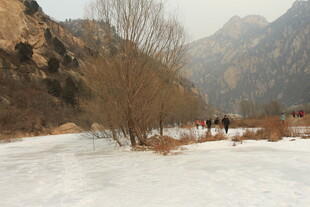 冬日山间雪景中的漫步人群