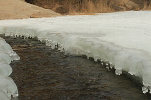 溪流边缘的晶莹冰凌