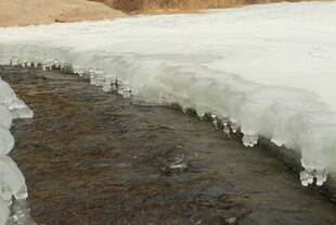 溪边冰雪消融景象