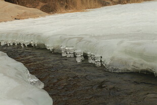 河岸边缘的冰雪景象