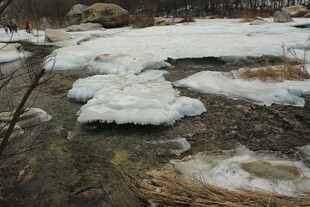 河边残冰景象