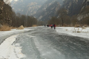 冬日山间冰面徒步景象