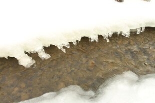 屋檐下的冰柱与积雪